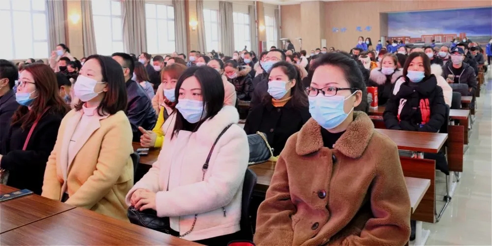 信任配合 家校共赢 ——我校顺利召开高一年级紋eui